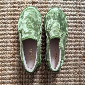 NWOT Akid Green Velvet Slip On Shoes Size 12C Kids